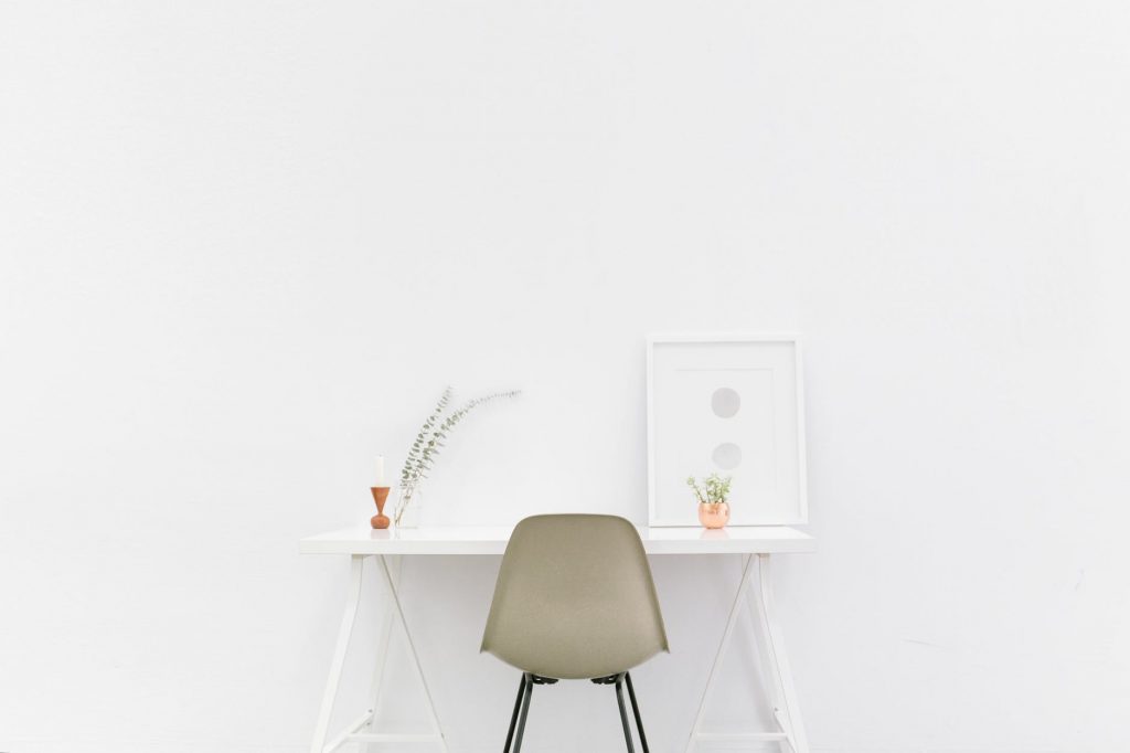 Stol foran bord - enkel indretning
